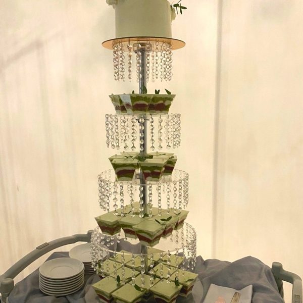mnogorusnaya-stojka-pod-tort
